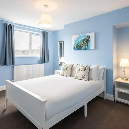 Host & - Trafalgar Square