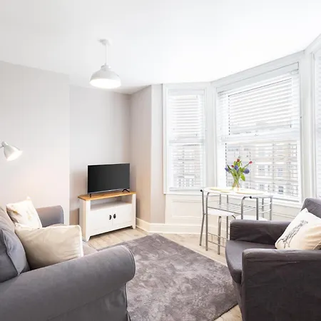 Host & - Trafalgar Square *