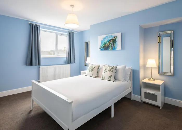 Host & - Trafalgar Square