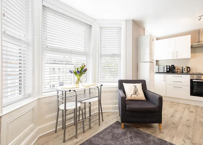 Host & - Trafalgar Square