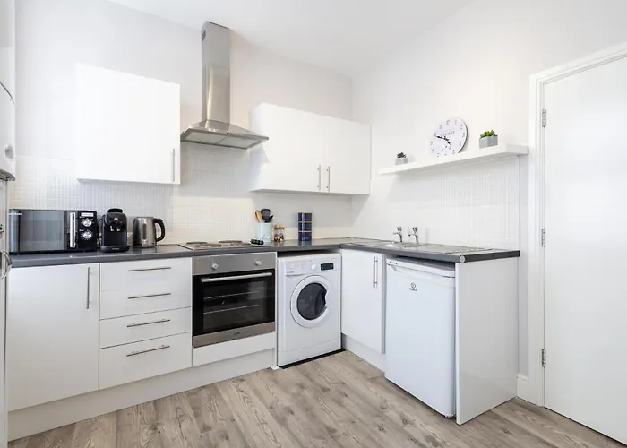 Host & - Trafalgar Square * スカーバラ