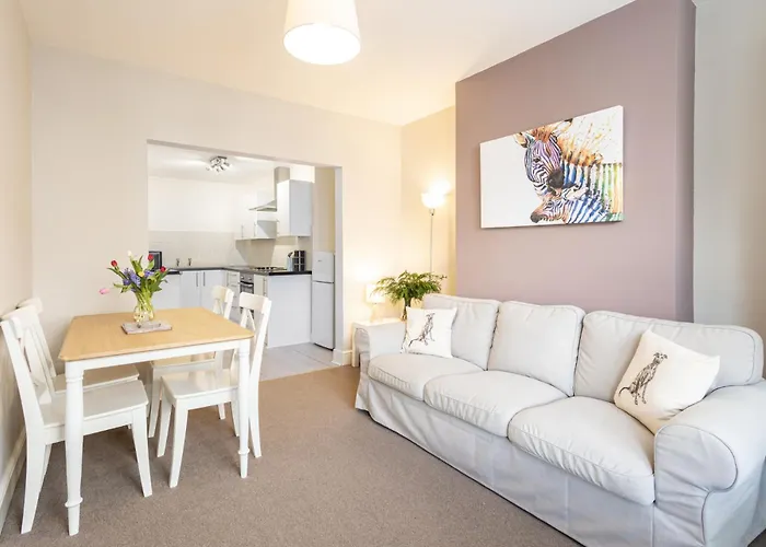 Host & - Trafalgar Square スカーバラ